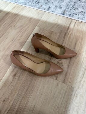 Michael Kors Women's Tan Pointed Toe Mid-Heel Pumps